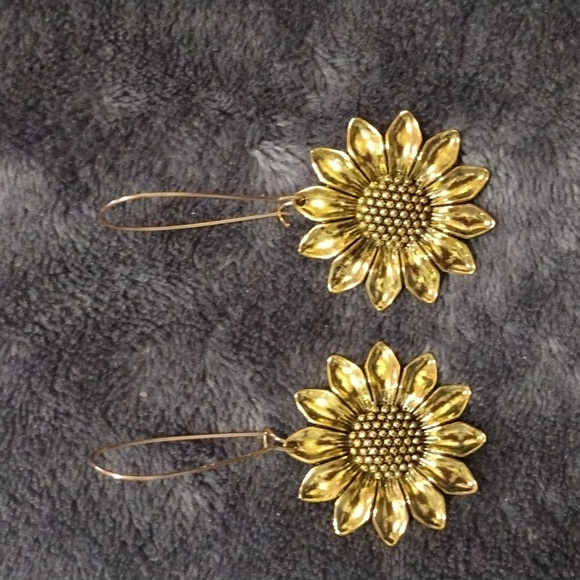 None Jewelry - NWOT Goldtone Sunflower Dangle Earrings (RFL)